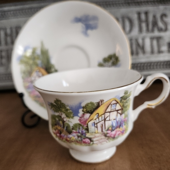 Vintage Queen Anne Fine Bone China Tea Cup Set - Picture 2 of 4